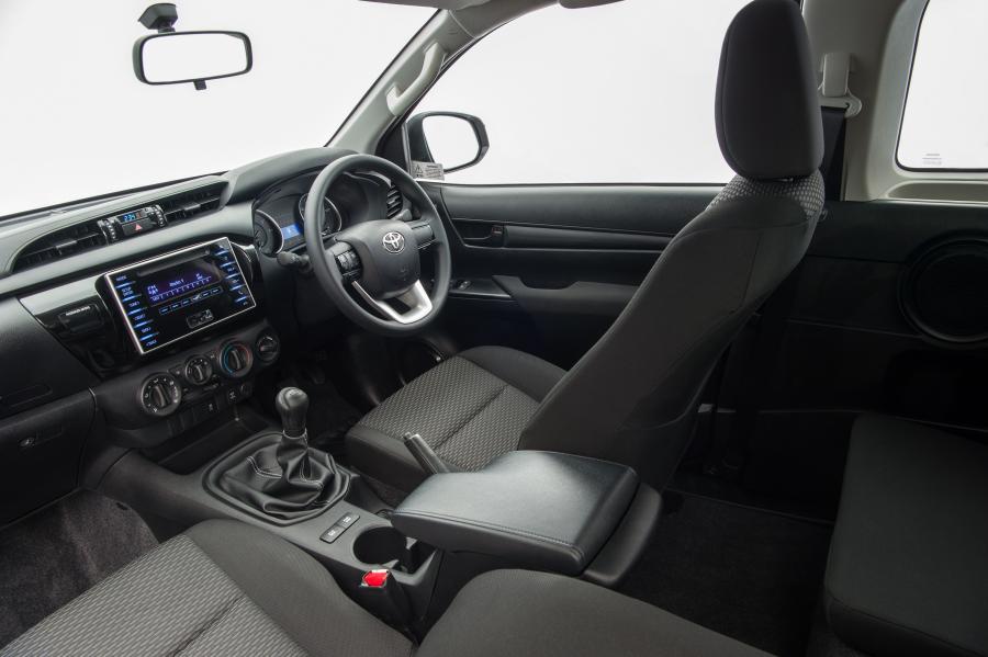 Интерьер Toyota Hilux Xtra Cab Tipper 2017 года  (UK) (фото 13 из 15)